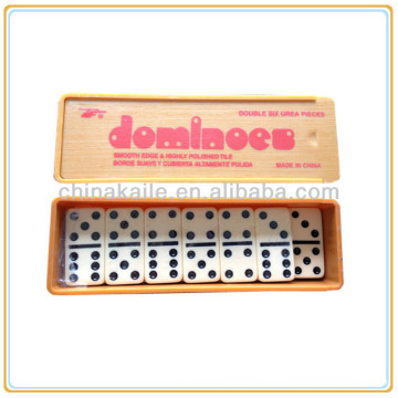 Juego de dominó en caja de plástico